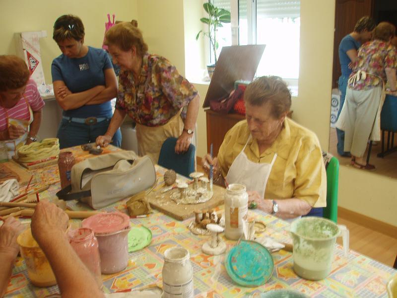 ALUMNAS DE BOO TRABAJANDO LA CEERAMICA.JPG